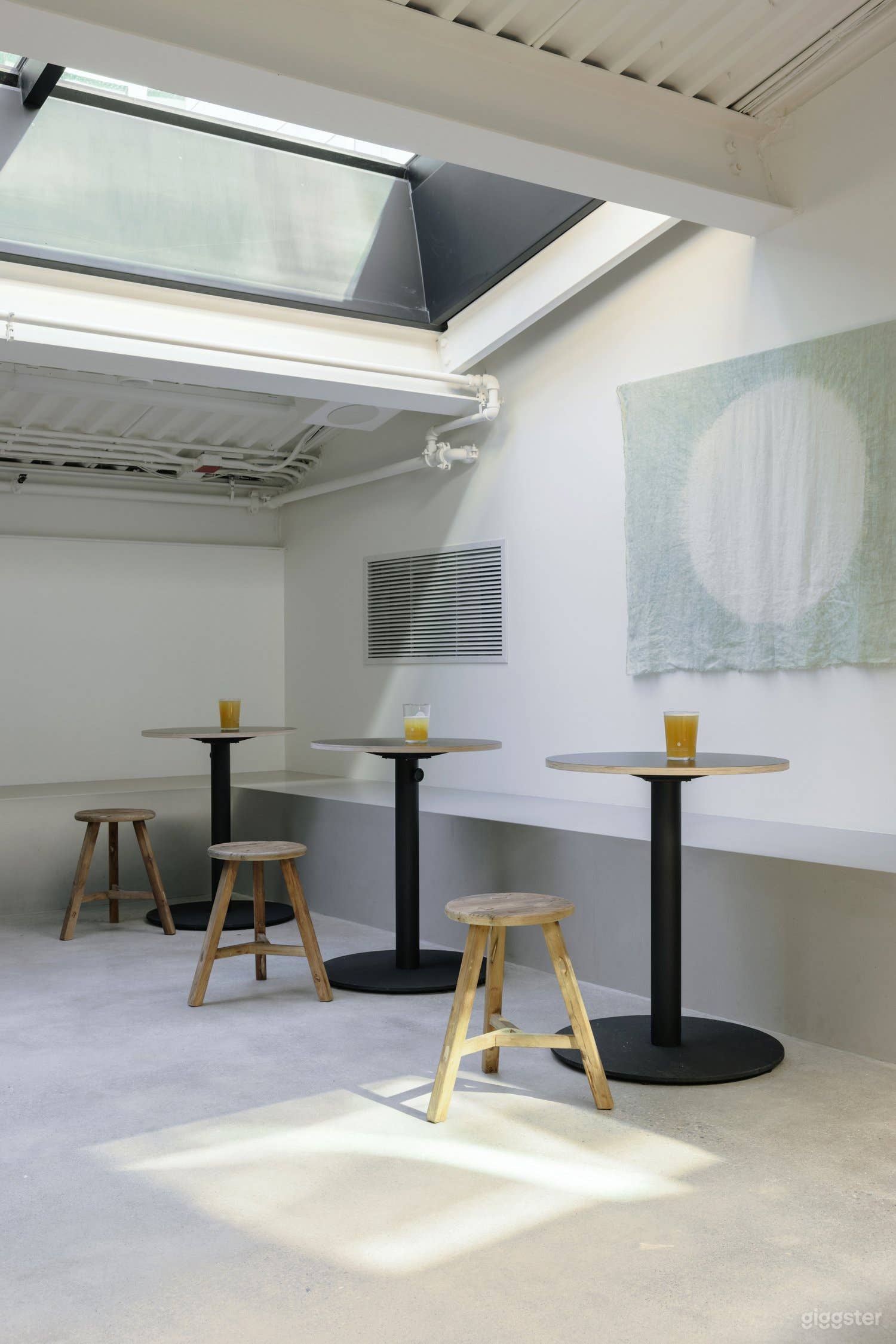Japanese | Scandinavian Minimal Bar Space Photo 4