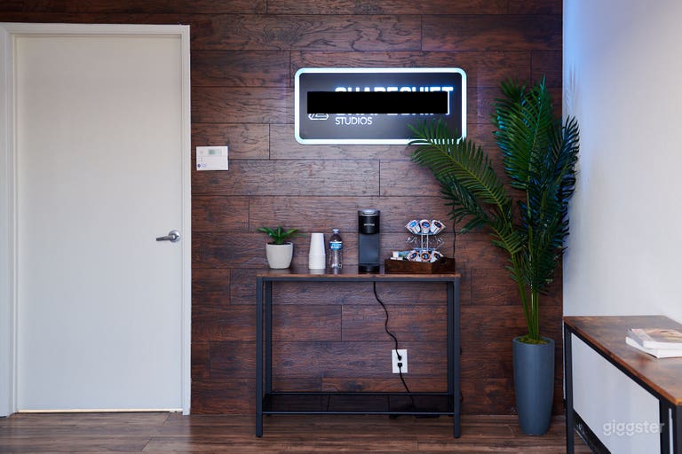  Spacious and Fully-Equipped Private Photo Studio 