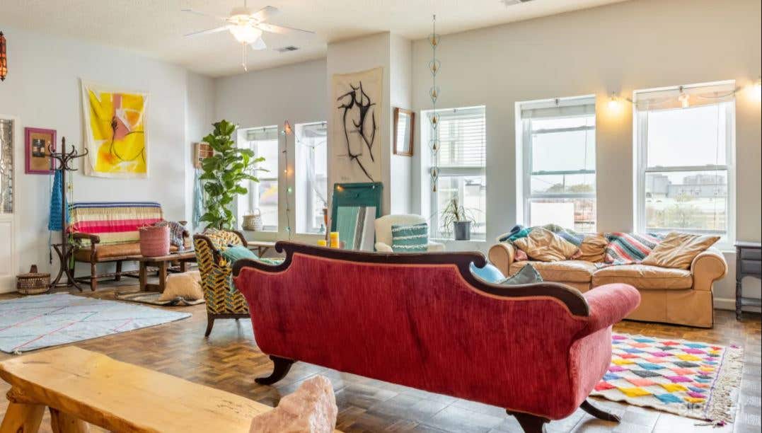 Spacious Art Haus and Art Gallery (BUYOUT) Photo 2