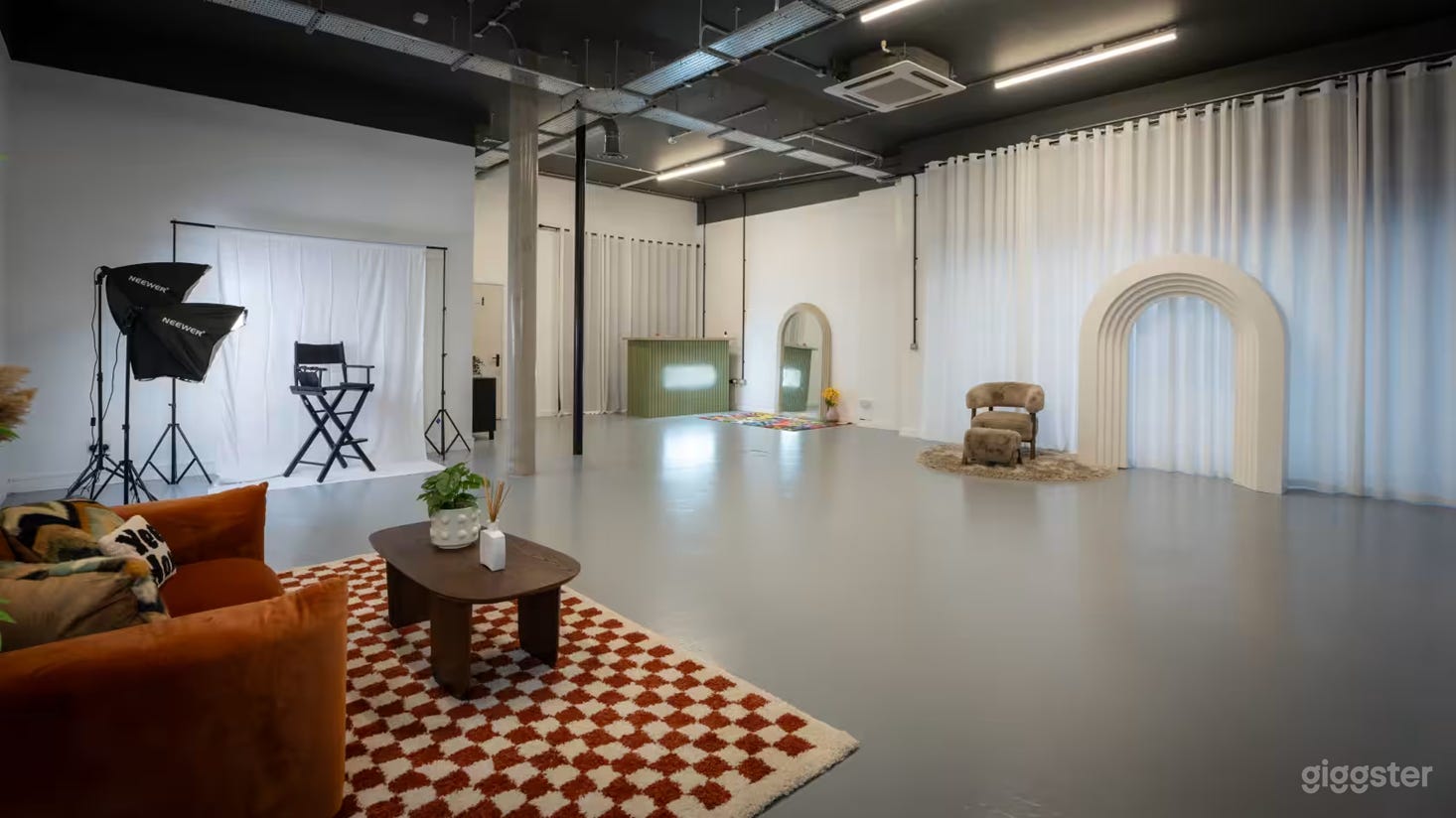 Chic and Versatile Studio for Intimate Events and Creative Projects Photo 1