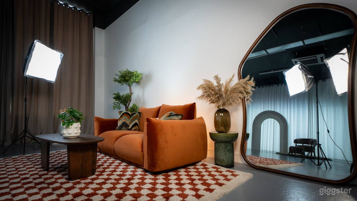 Chic and Versatile Studio for Intimate Events and Creative Projects Photo 2