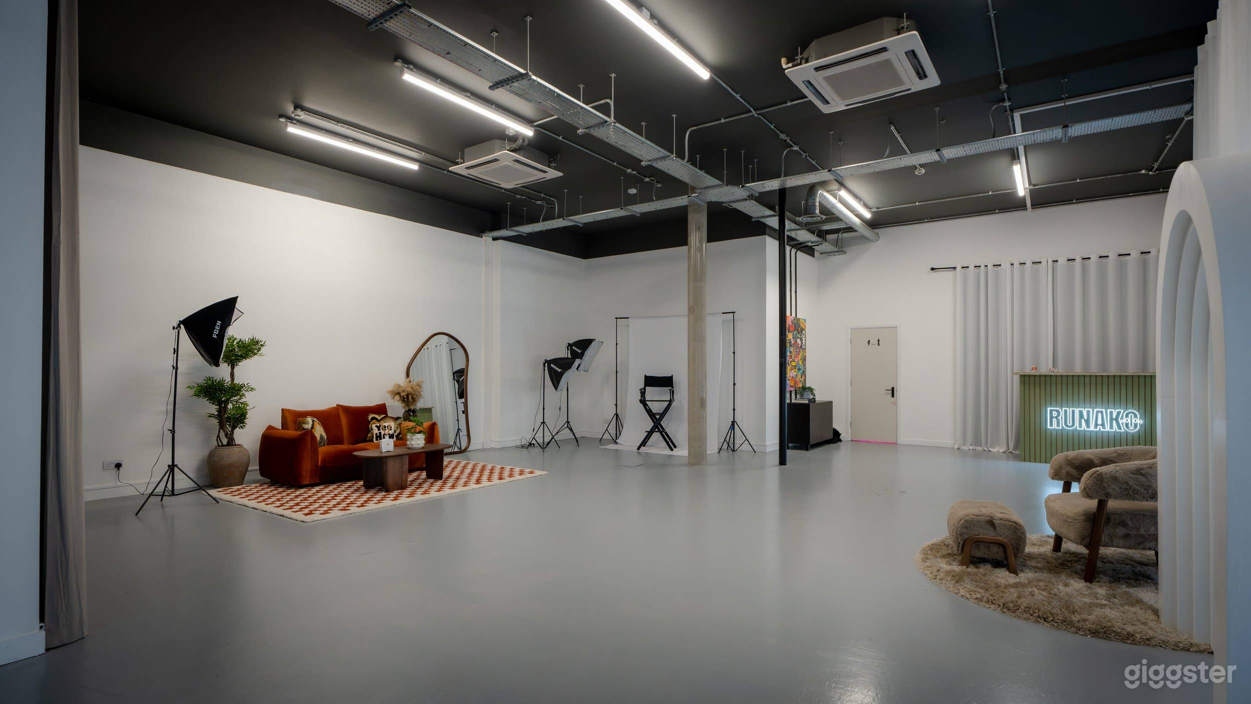 Chic and Versatile Studio for Intimate Events and Creative Projects Photo 4