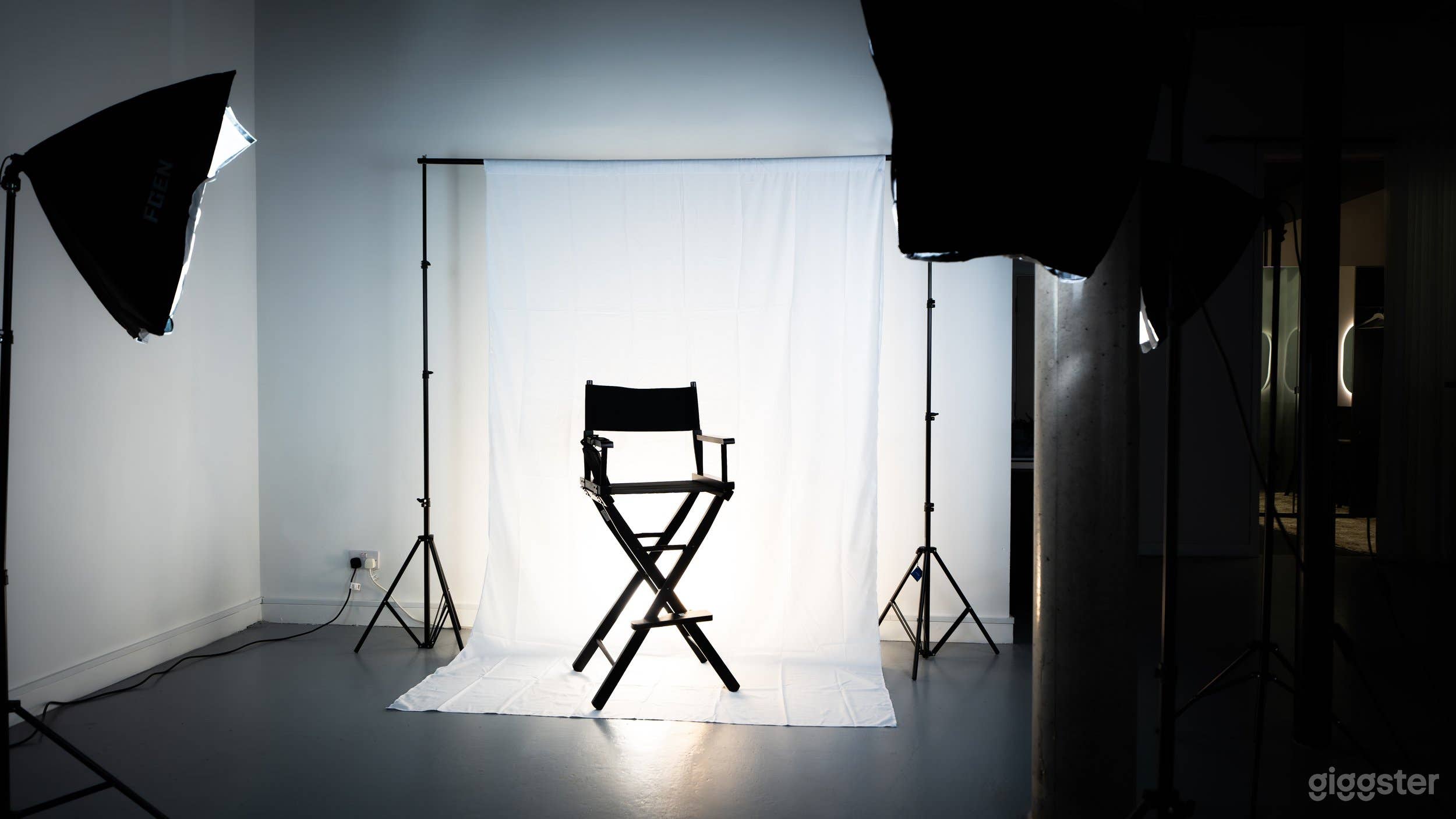 Chic and Versatile Studio for Intimate Events and Creative Projects Photo 3