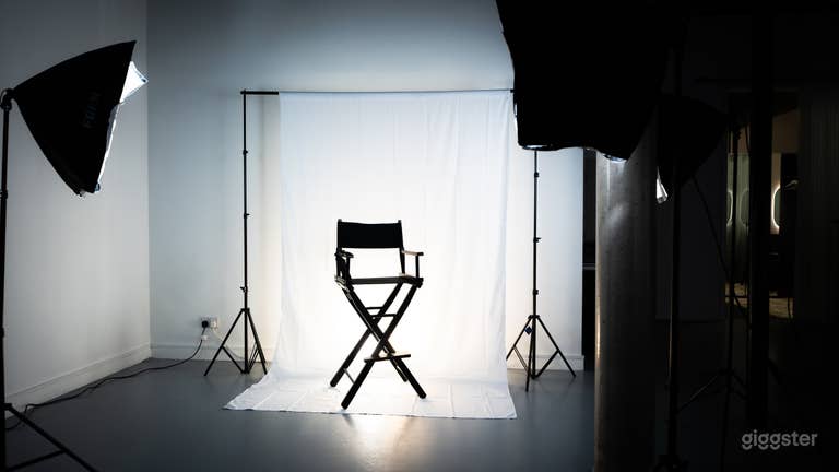  Chic and Versatile Studio for Intimate Events and Creative Projects 