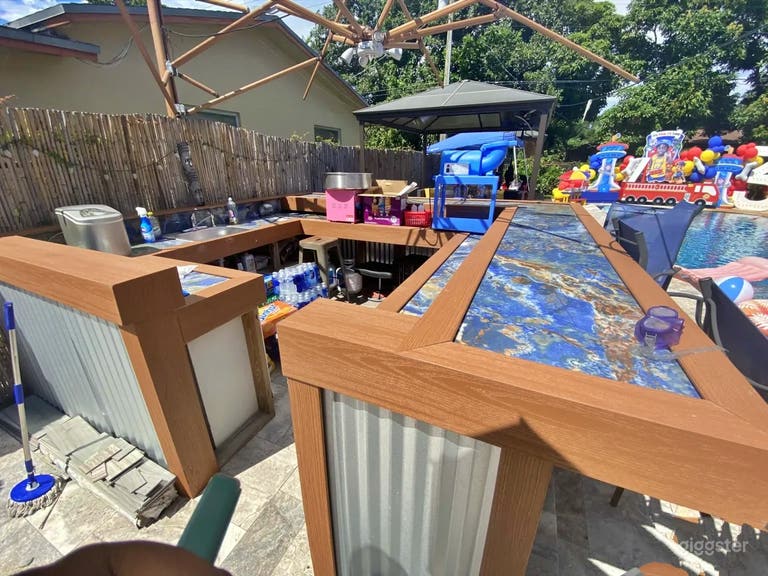  Party Poolside, Spa with Bar 