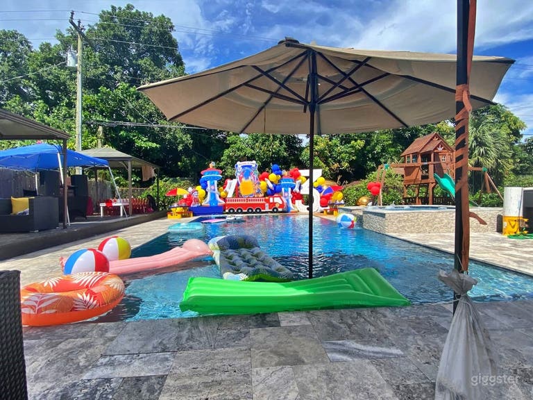  Party Poolside, Spa with Bar 