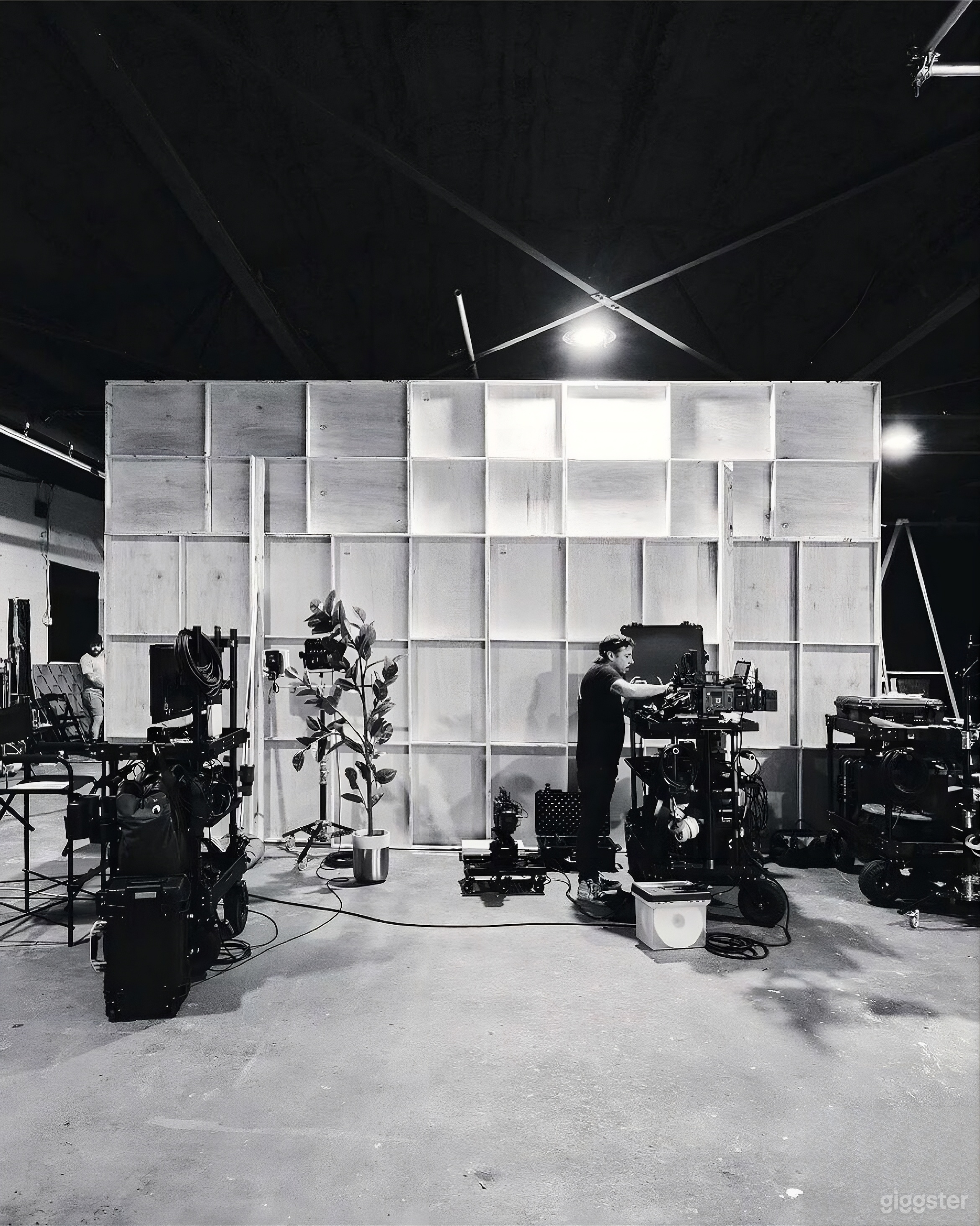 Warehouse Studio w/ 2 Wall RGB Cyc + Exteriors Photo 2