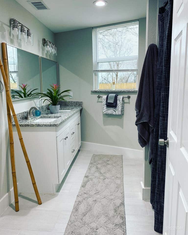  Contemporary Two-Story Photo/Film/ Events — Instant Book 