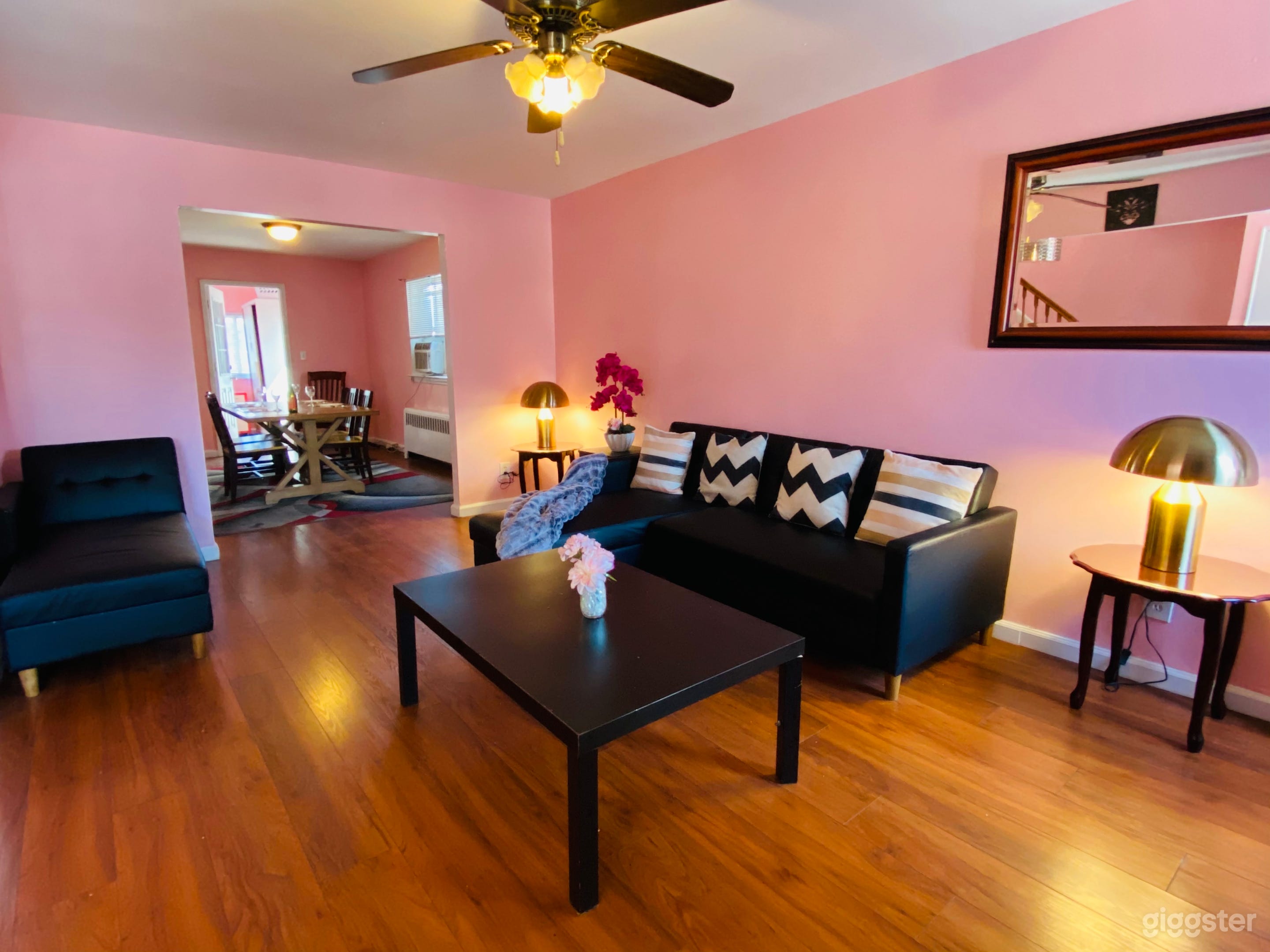 The Pink Paradise House with Backyard - Perfect for Events, Gatherings, Birthdays, Gender Reveals, Weddings, Photo/Film Shoots & More! Photo 2