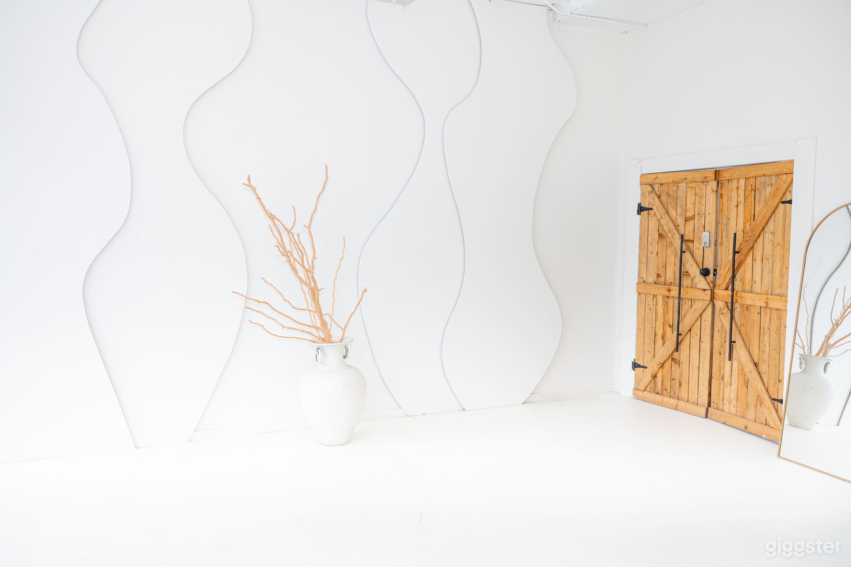 Stylish Studio with Elegant Archway &amp; Modern Staircase Photo 1