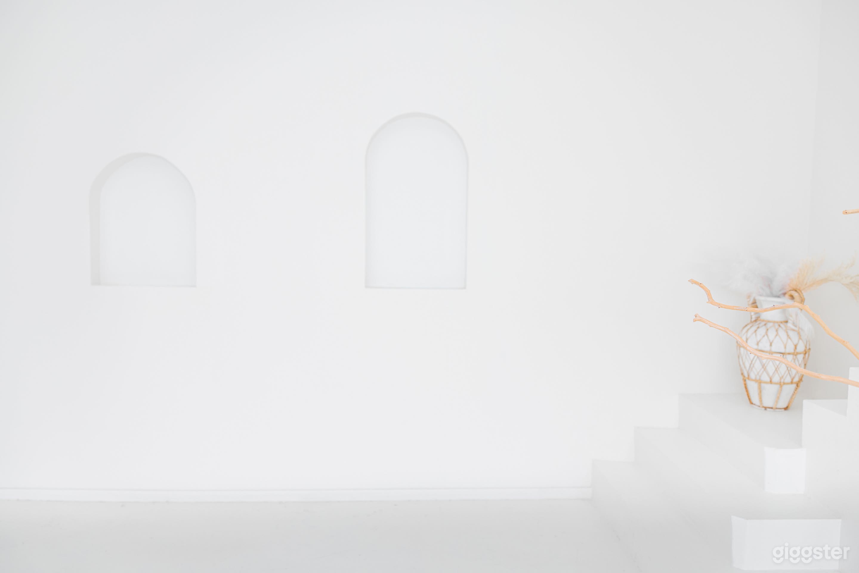 Stylish Studio with Elegant Archway &amp; Modern Staircase Photo 3