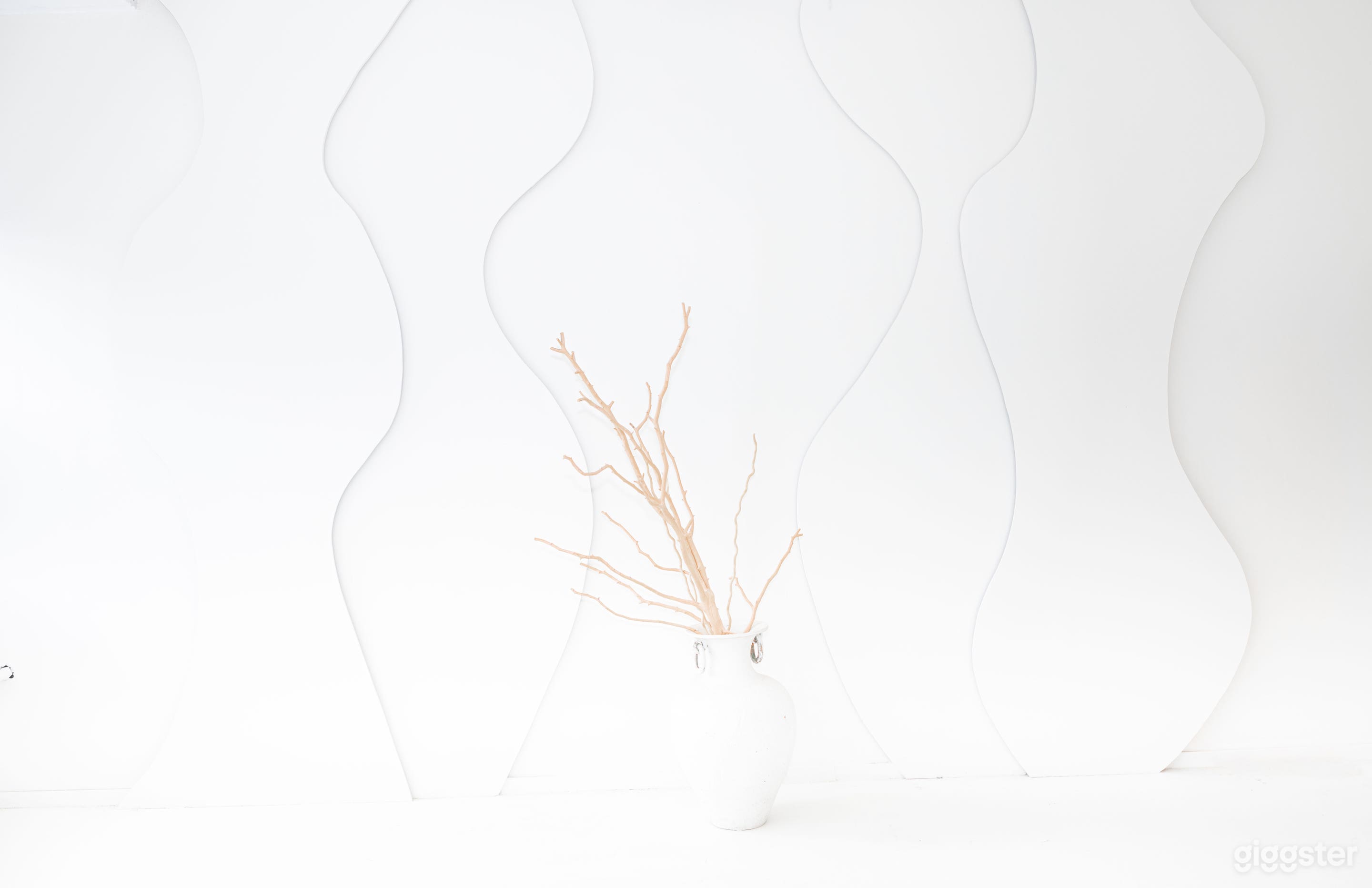 Stylish Studio with Elegant Archway &amp; Modern Staircase Photo 2