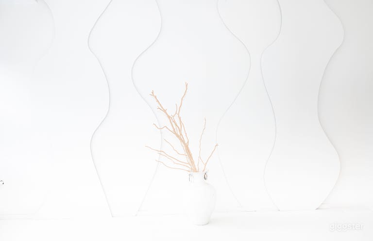  Stylish Studio with Elegant Archway & Modern Staircase 