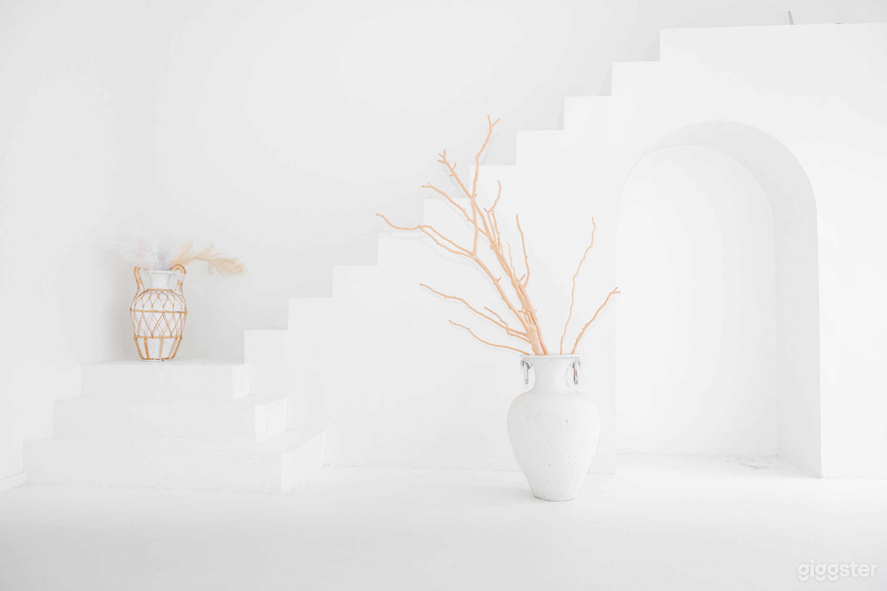 Stylish Studio with Elegant Archway &amp; Modern Staircase Photo 4