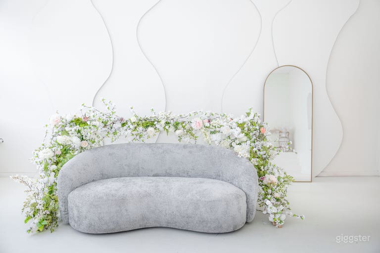  Stylish Studio with Elegant Archway & Modern Staircase 