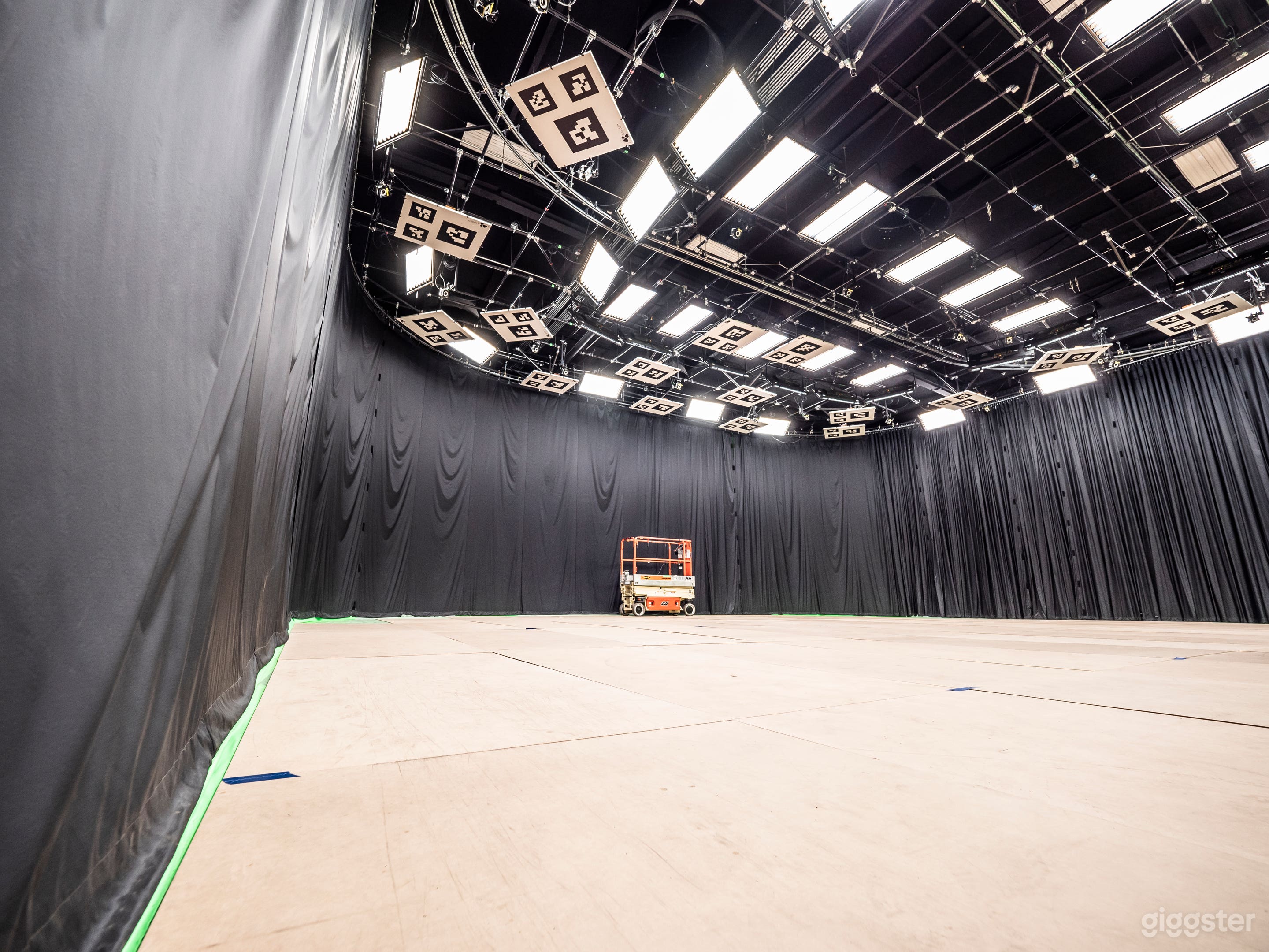 Beautiful Sound Stage Facility Photo 4