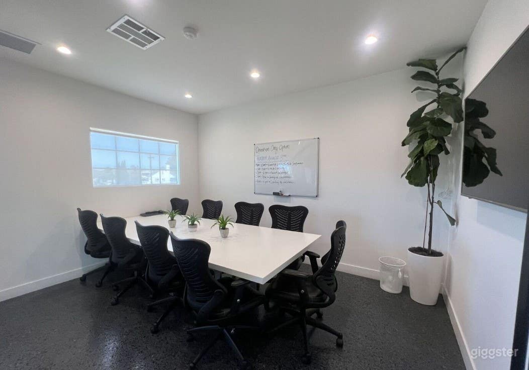 Well Lit and Comfy Meeting Rooms Photo 2