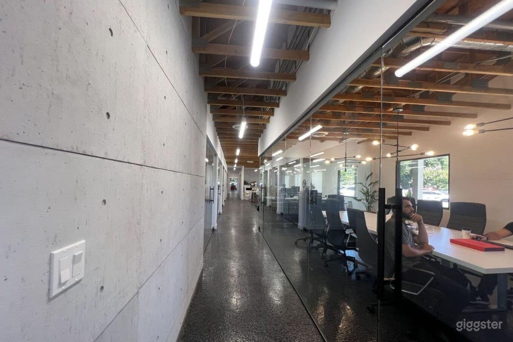 Well Lit and Comfy Meeting Rooms Photo 3