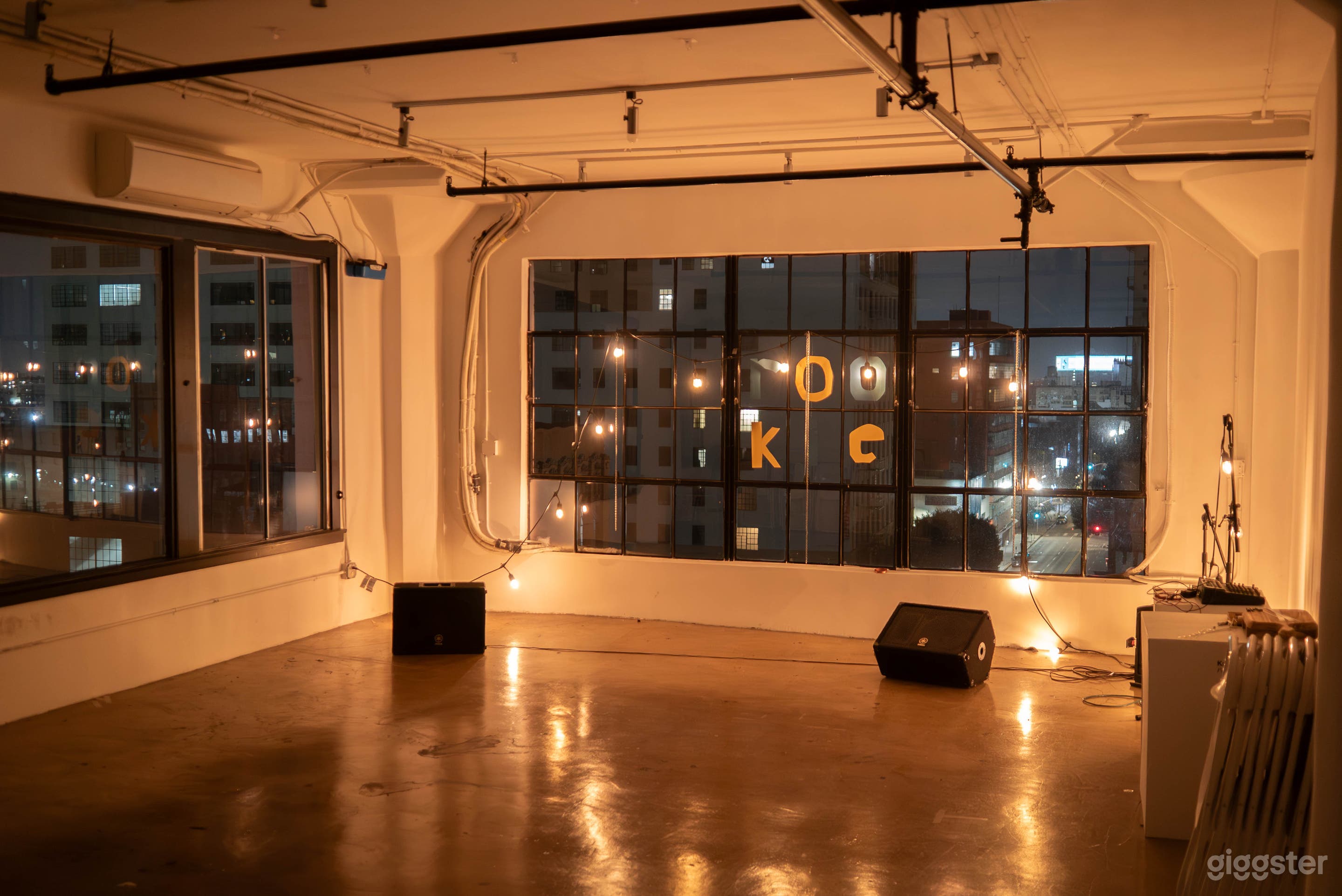 Airy & Affordable DTLA Loft with Stunning Natural Light Photo 4