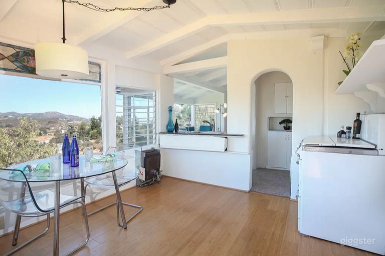  Hollywood Hills Cottage w/ Lush Garden and Panoramic Views 