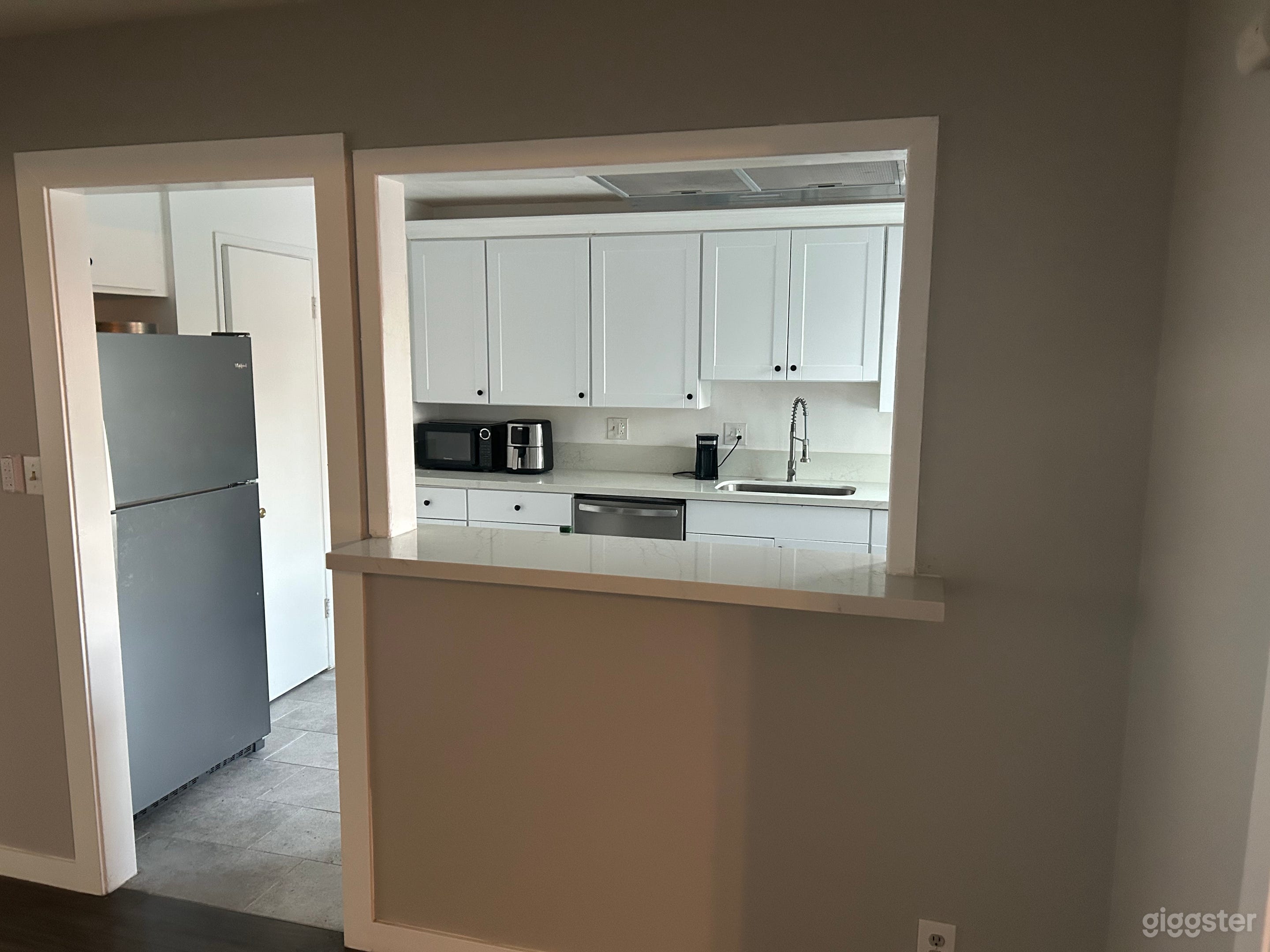 Open house with pool, can be staged Photo 4