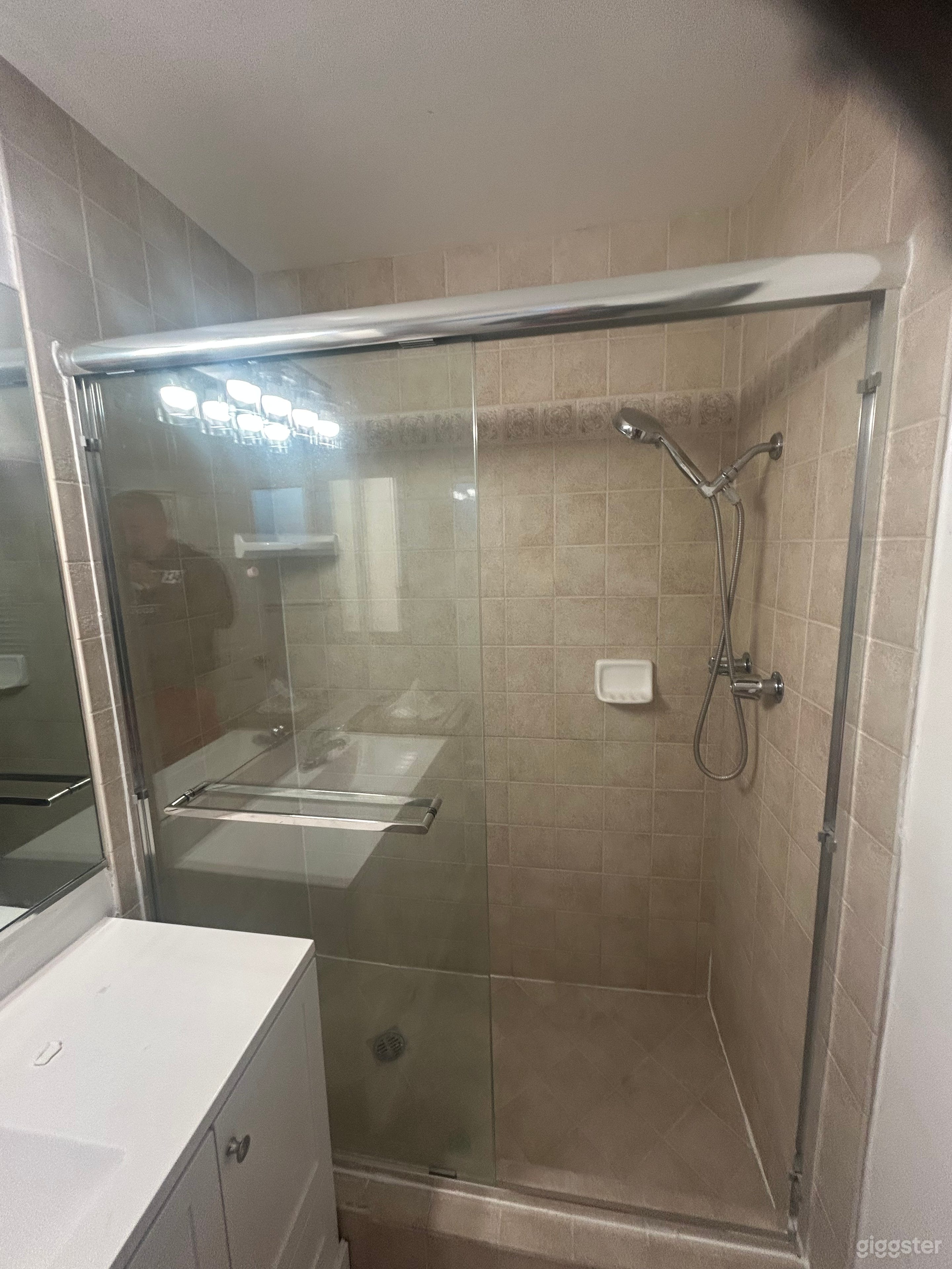 Open house with pool, can be staged Photo 3