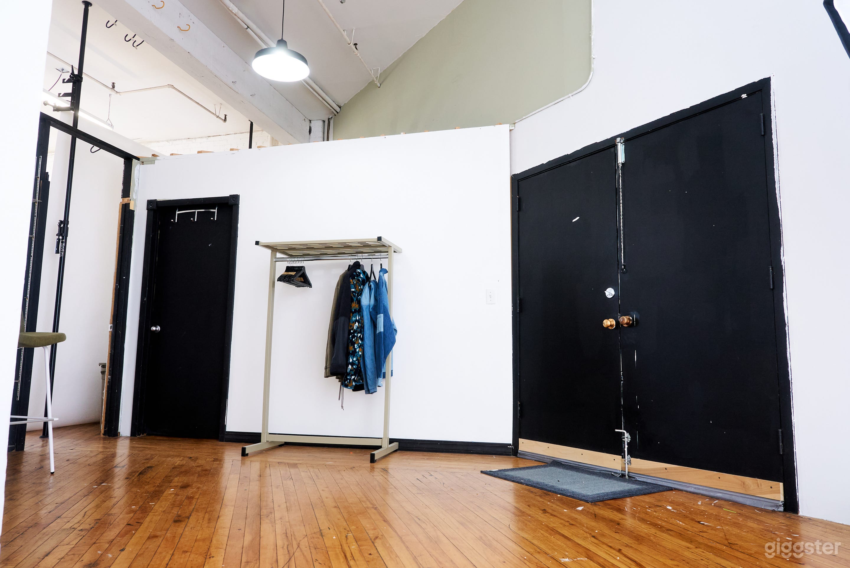 Small Lobby / Controlled Lighting Lot Area - Room 1