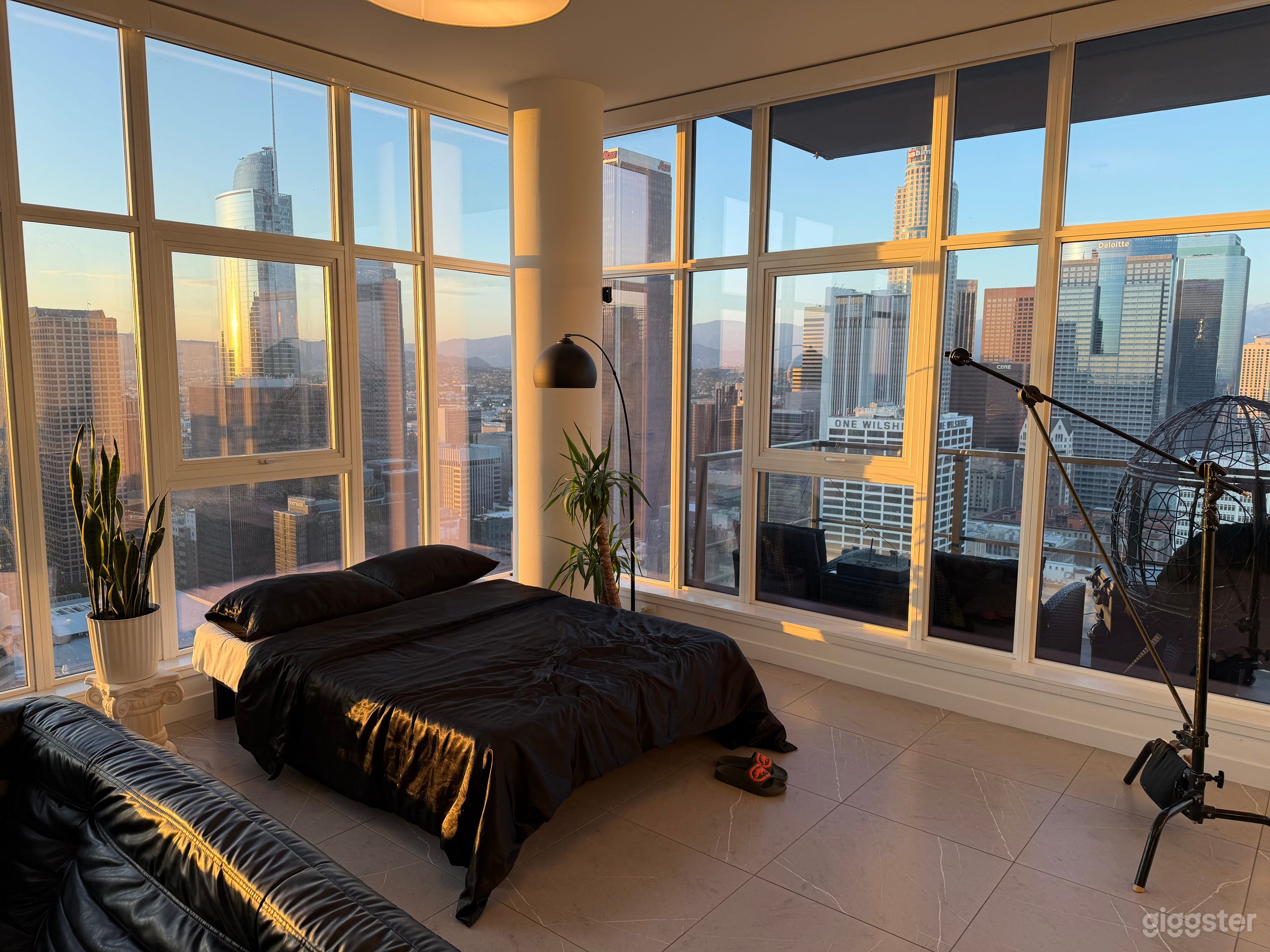 DTLA Penthouse with skyline view Photo 4