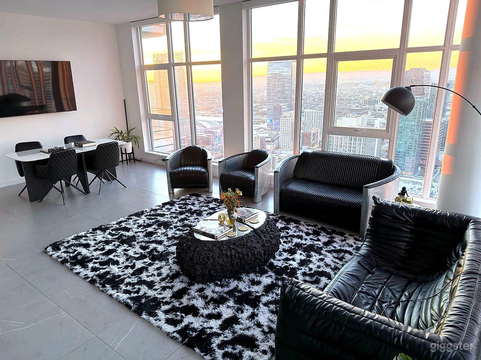 DTLA Penthouse with skyline view Photo 3