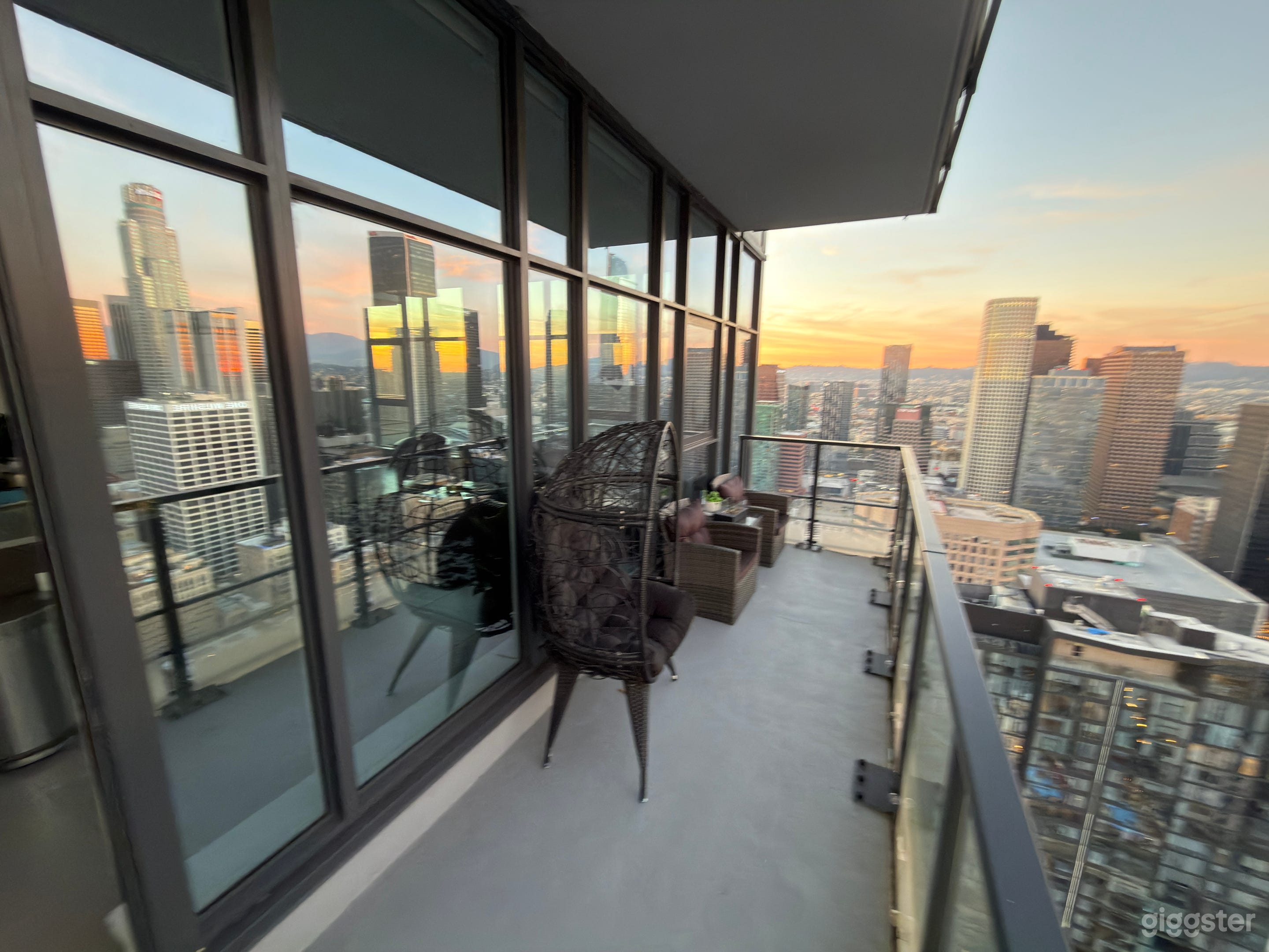 DTLA Penthouse with skyline view Photo 4