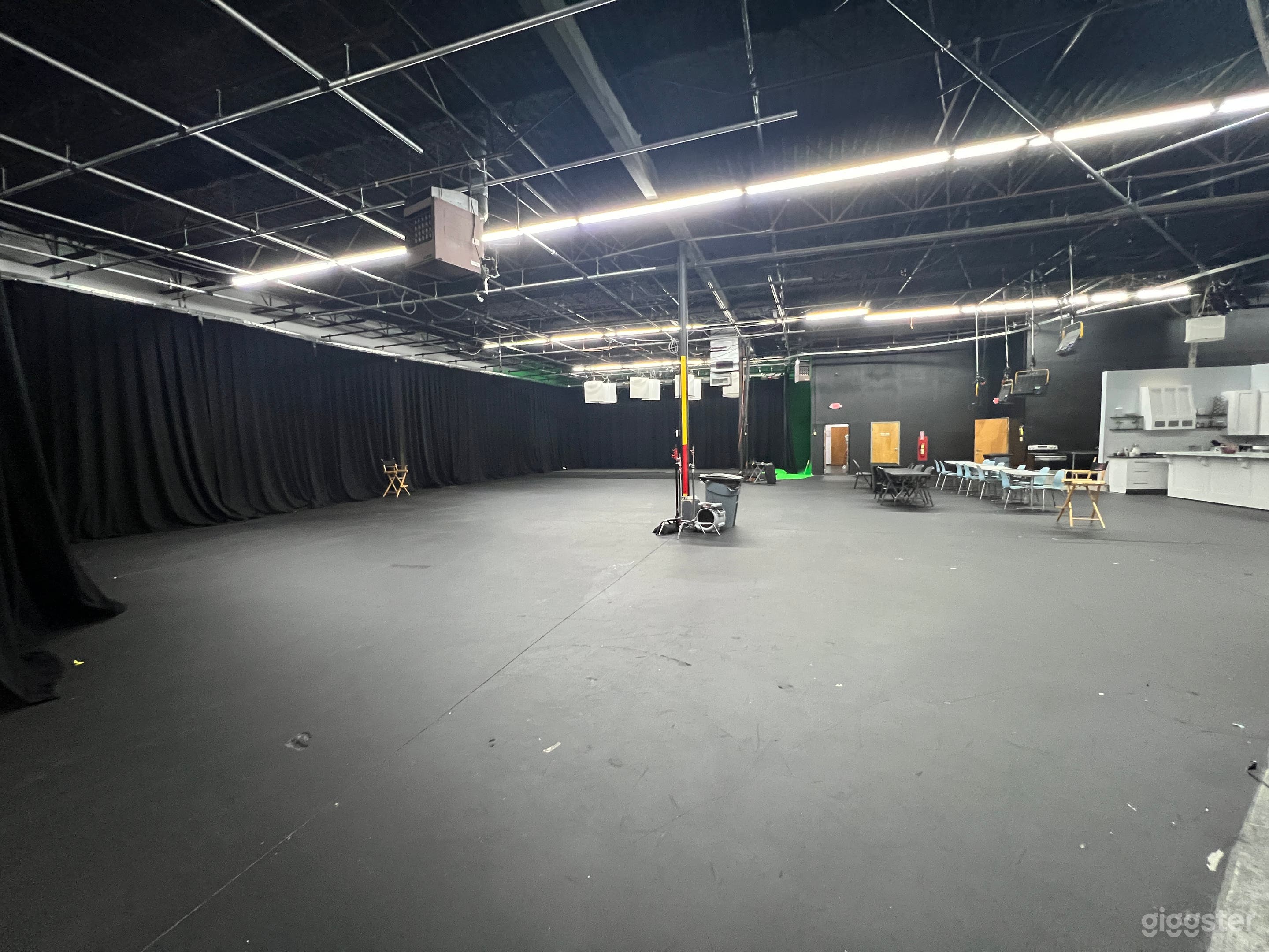 Cash Money Room Set soundstage Photo 4