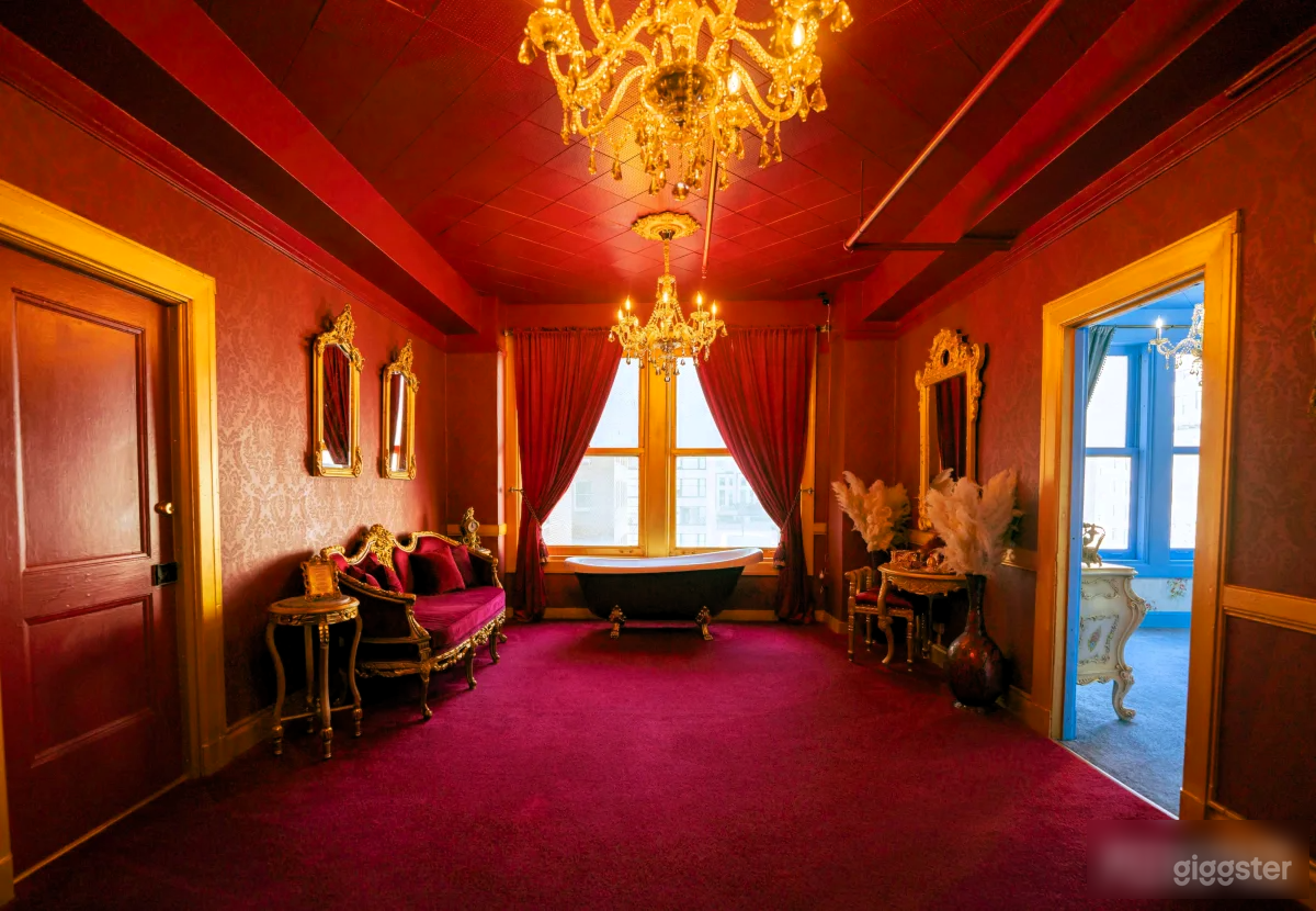 RED &amp; BLUE Luxury 2-Room Suite w/ Bed &amp; Bathtub Photo 3