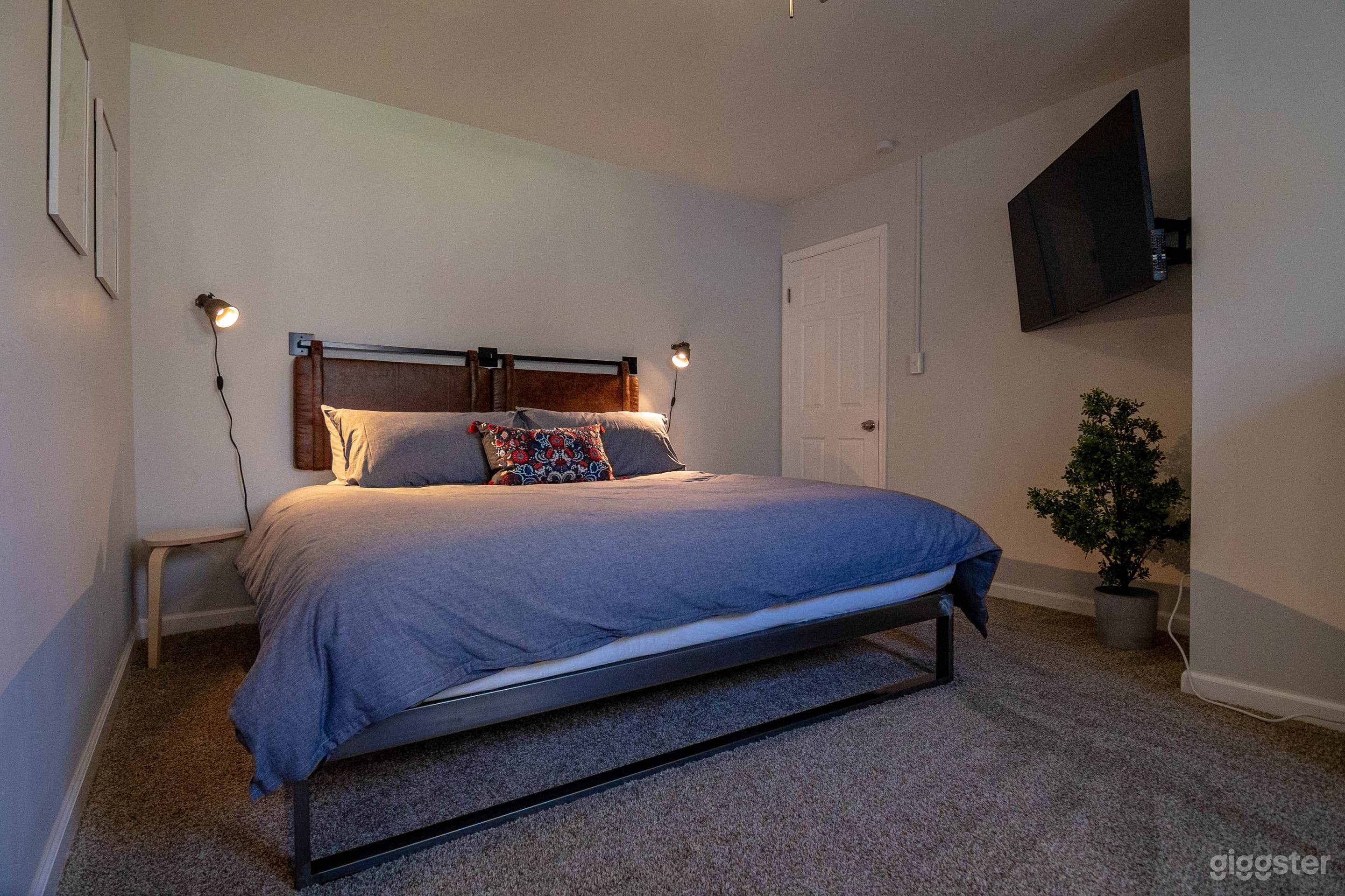 Spacious, furnished mid-century ranch home Photo 3