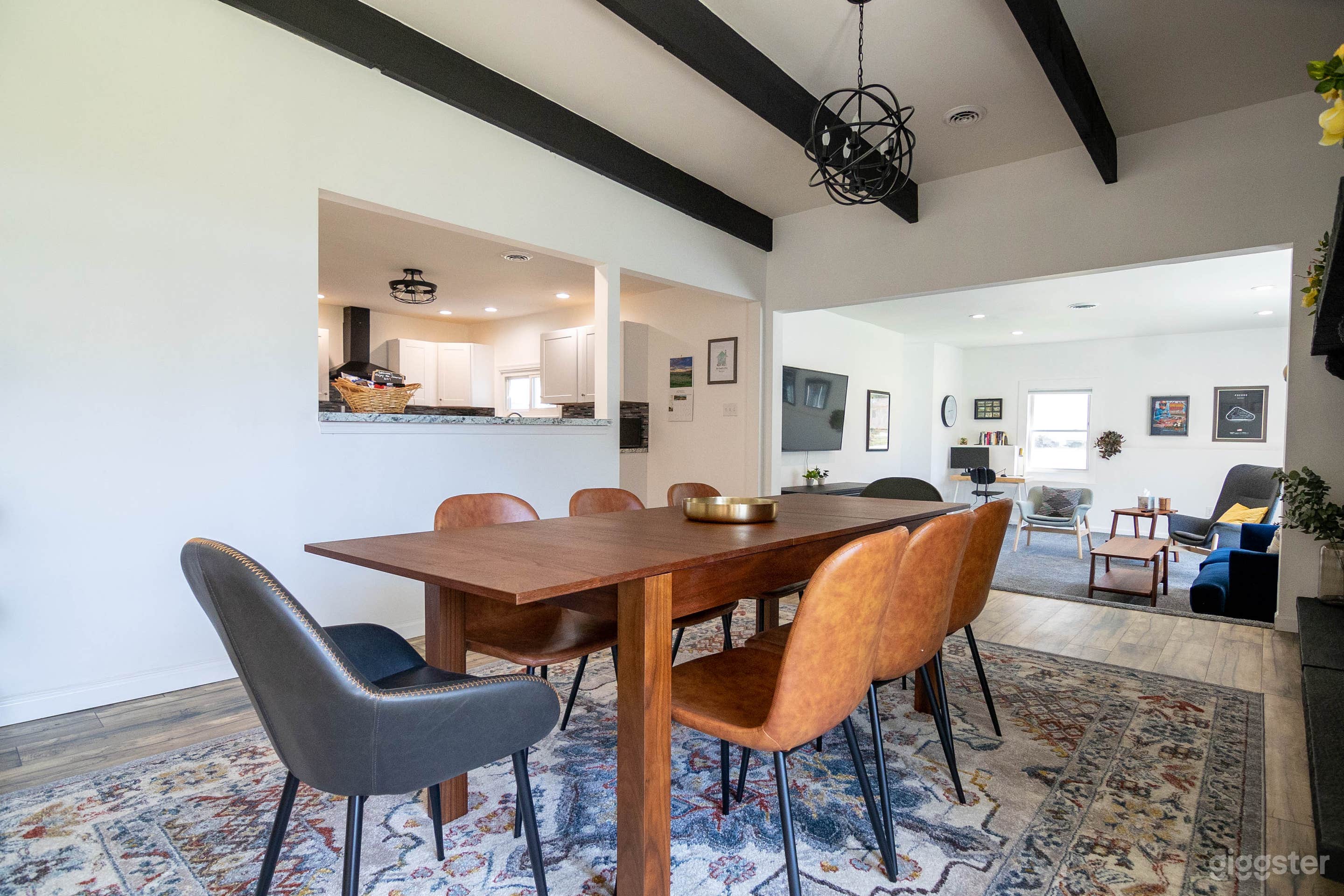 Spacious, furnished mid-century ranch home Photo 2