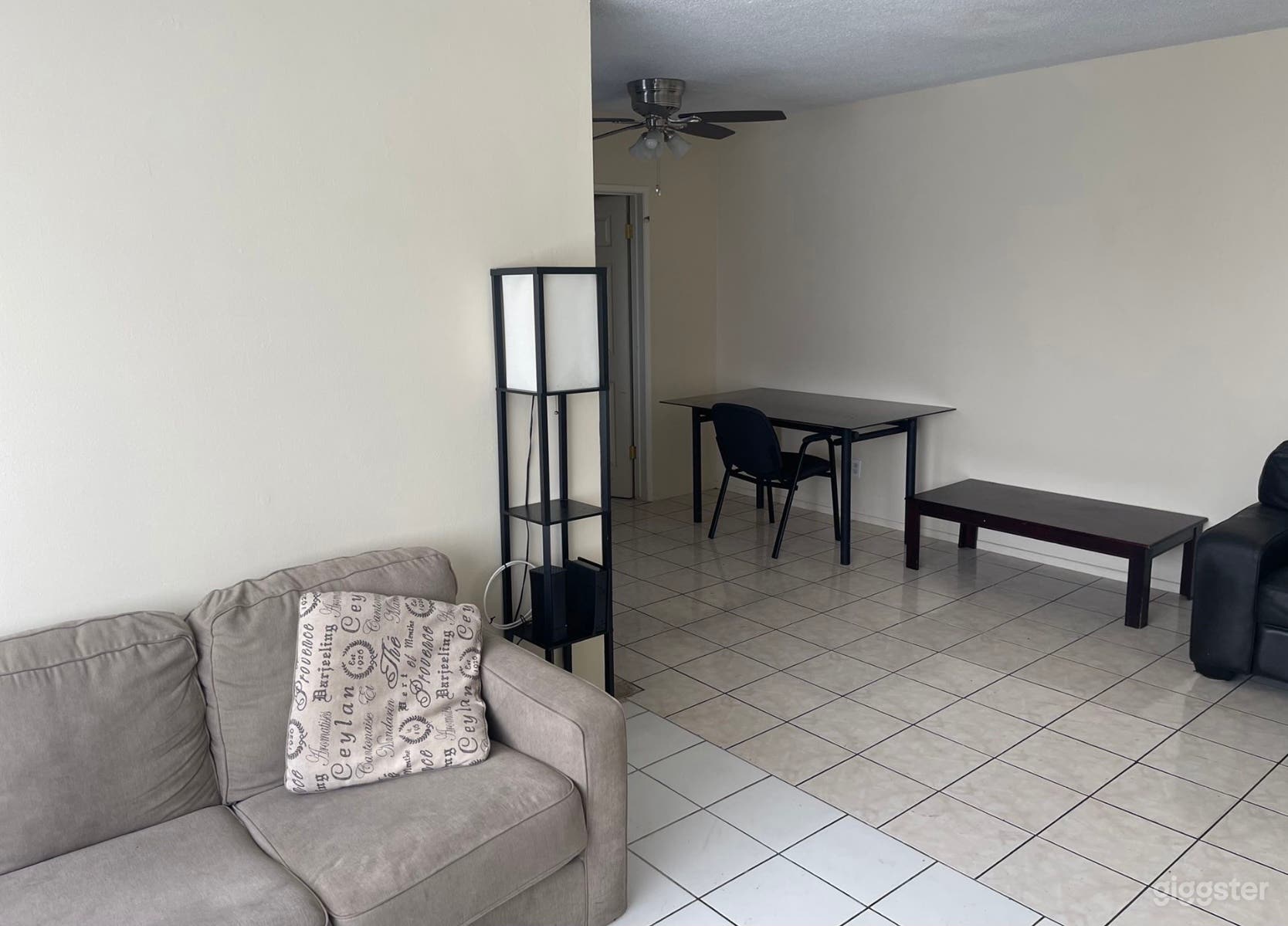 1 Bedroom Hollywood’s Chill Spot Photo 3