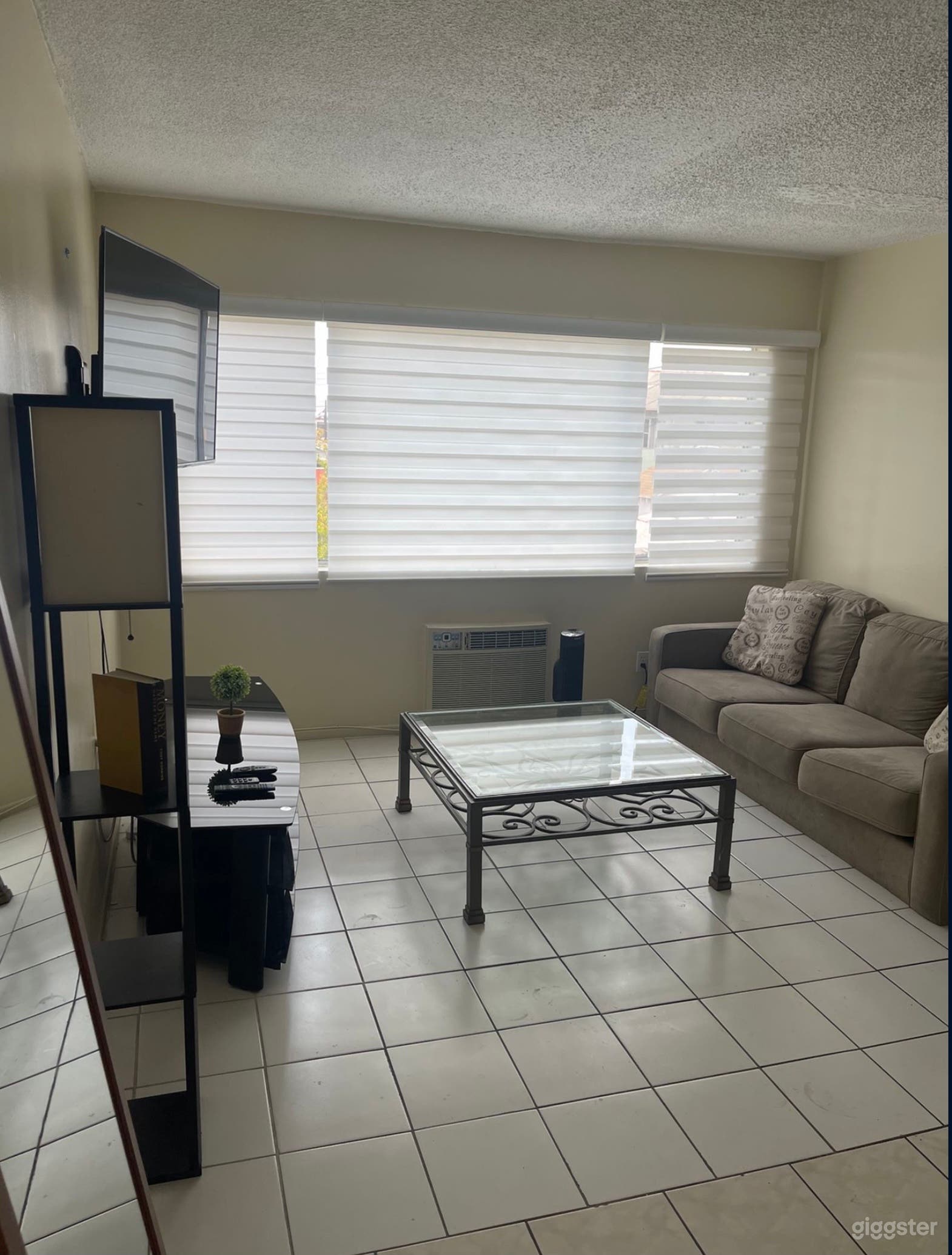 1 Bedroom Hollywood’s Chill Spot Photo 1