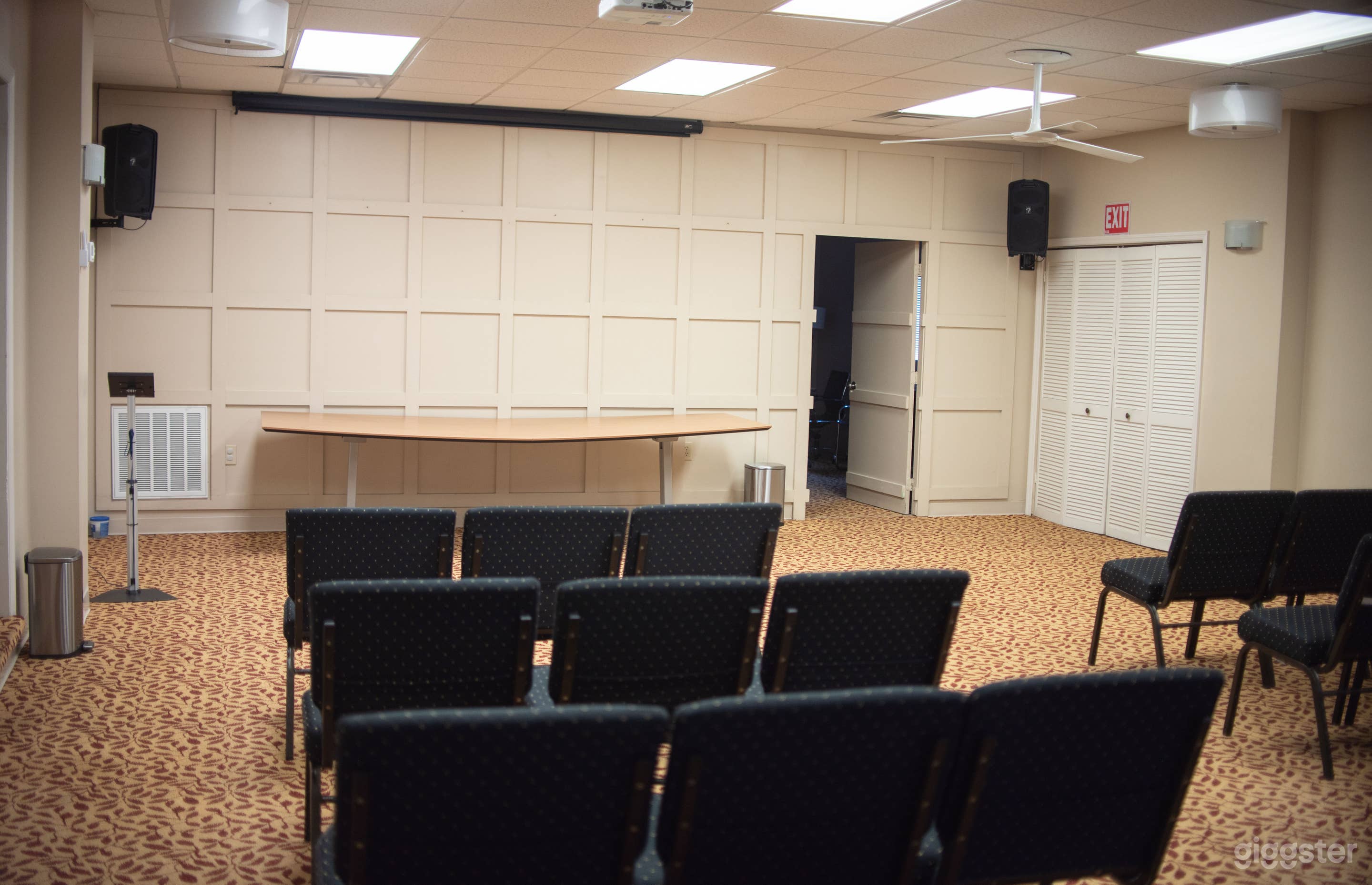 Working Space in Richmond (Near Willow Lawn) Photo 3