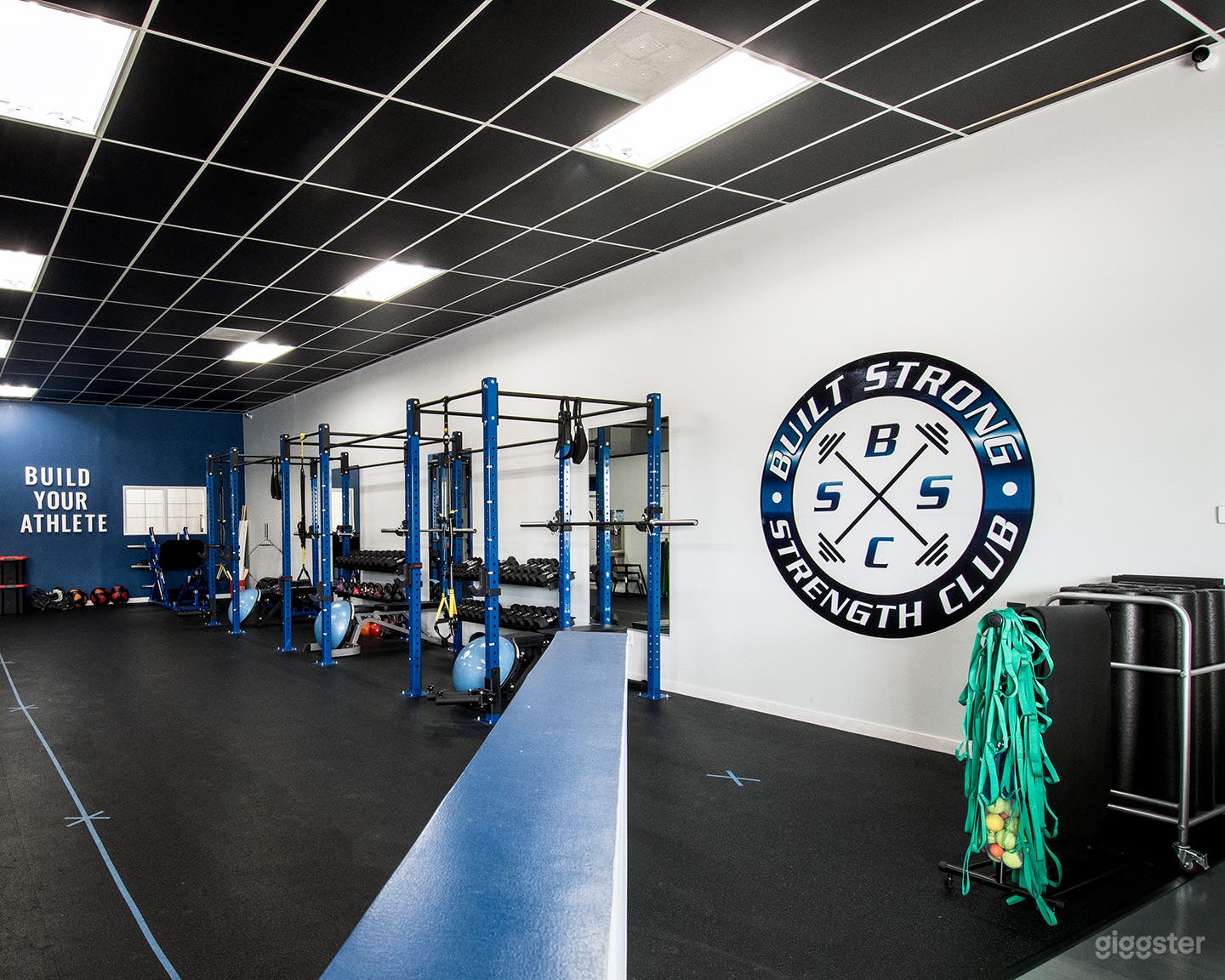 Spacious Gym with Equipment of all Styles in Chatsworth Photo 2