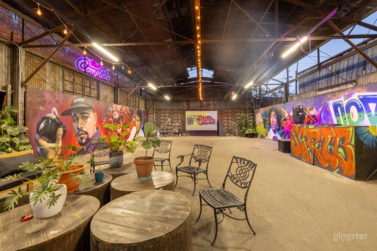  Industrie-Kunstlagerhaus mit Street-Art-Wänden & offenem Grundriss 