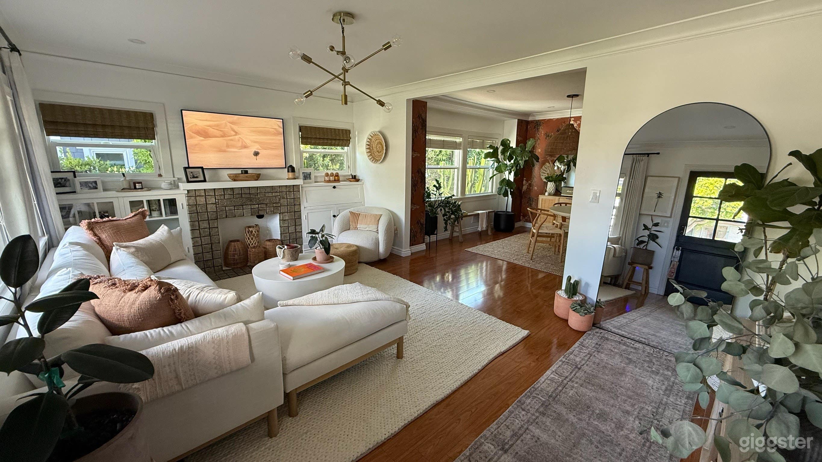 Light-Filled Craftsman Space in Historic Bungalow Heaven Photo 4