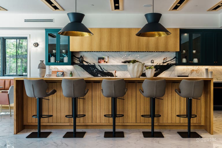  Kitchen Island/Bar Area 