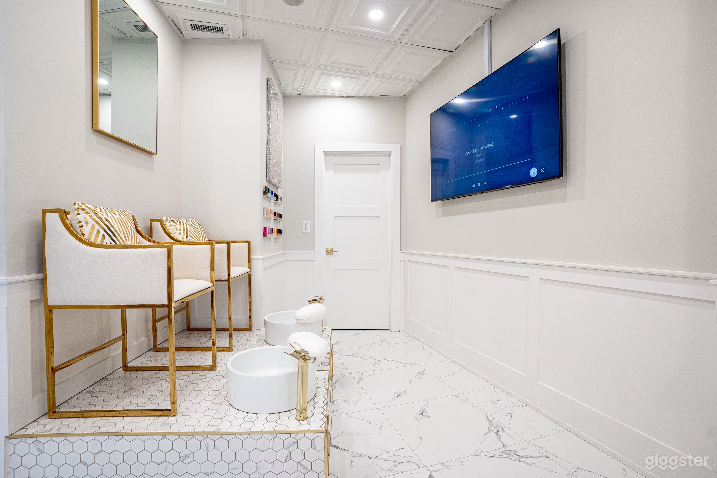 Luxury All White &amp; Gold Style Beauty Space Photo 4