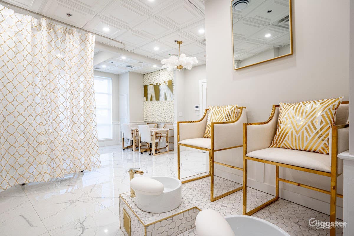 Luxury All White &amp; Gold Style Beauty Space Photo 1