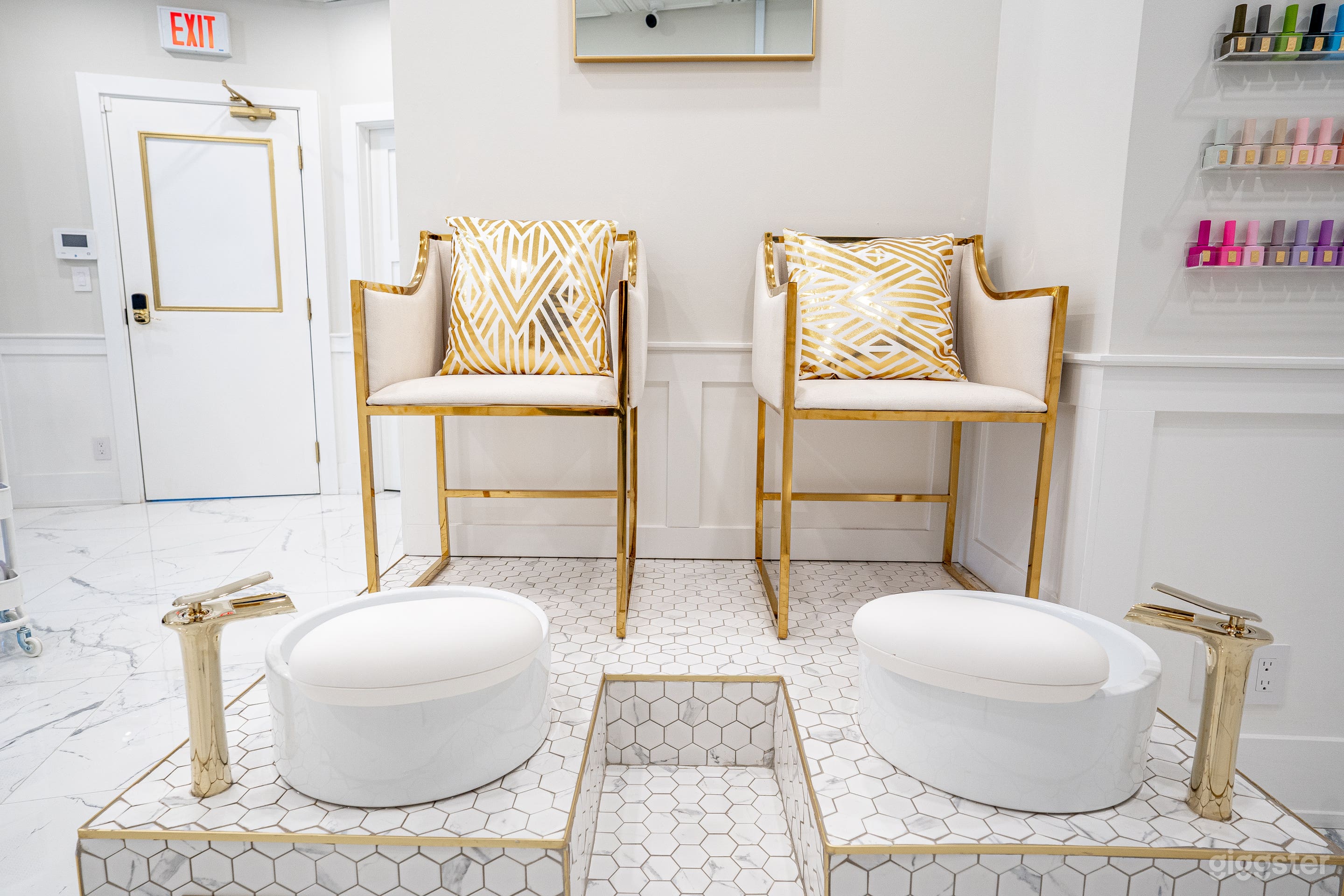 Luxury All White &amp; Gold Style Beauty Space Photo 3