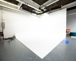  18 x 18 White Cyc Wall 