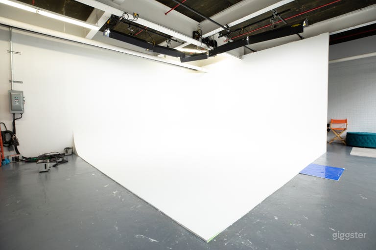  18 x 18 White Cyc Wall 