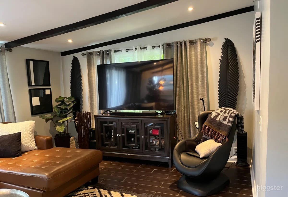 Versatile Living Space at the historical part of Aurora Photo 4