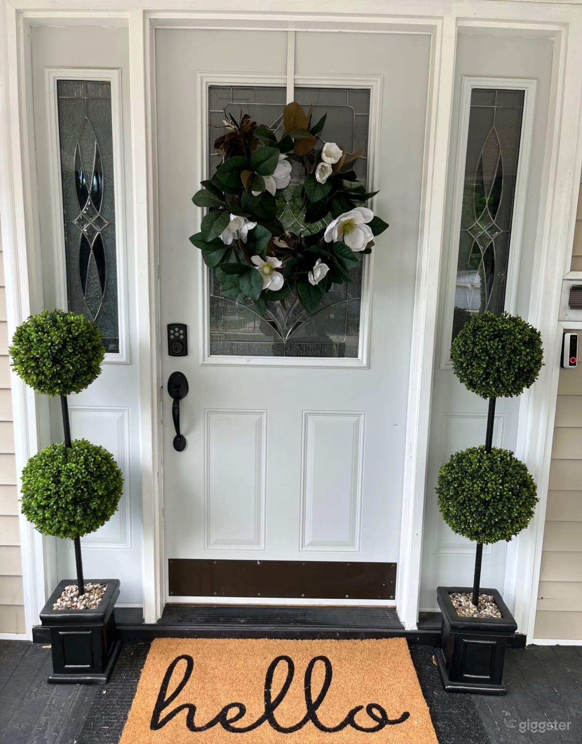 Versatile Living Space at the historical part of Aurora Photo 2