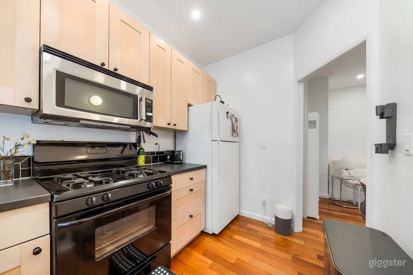 Sunny, Polished Silverlake Bungalow with Wood Photo 4