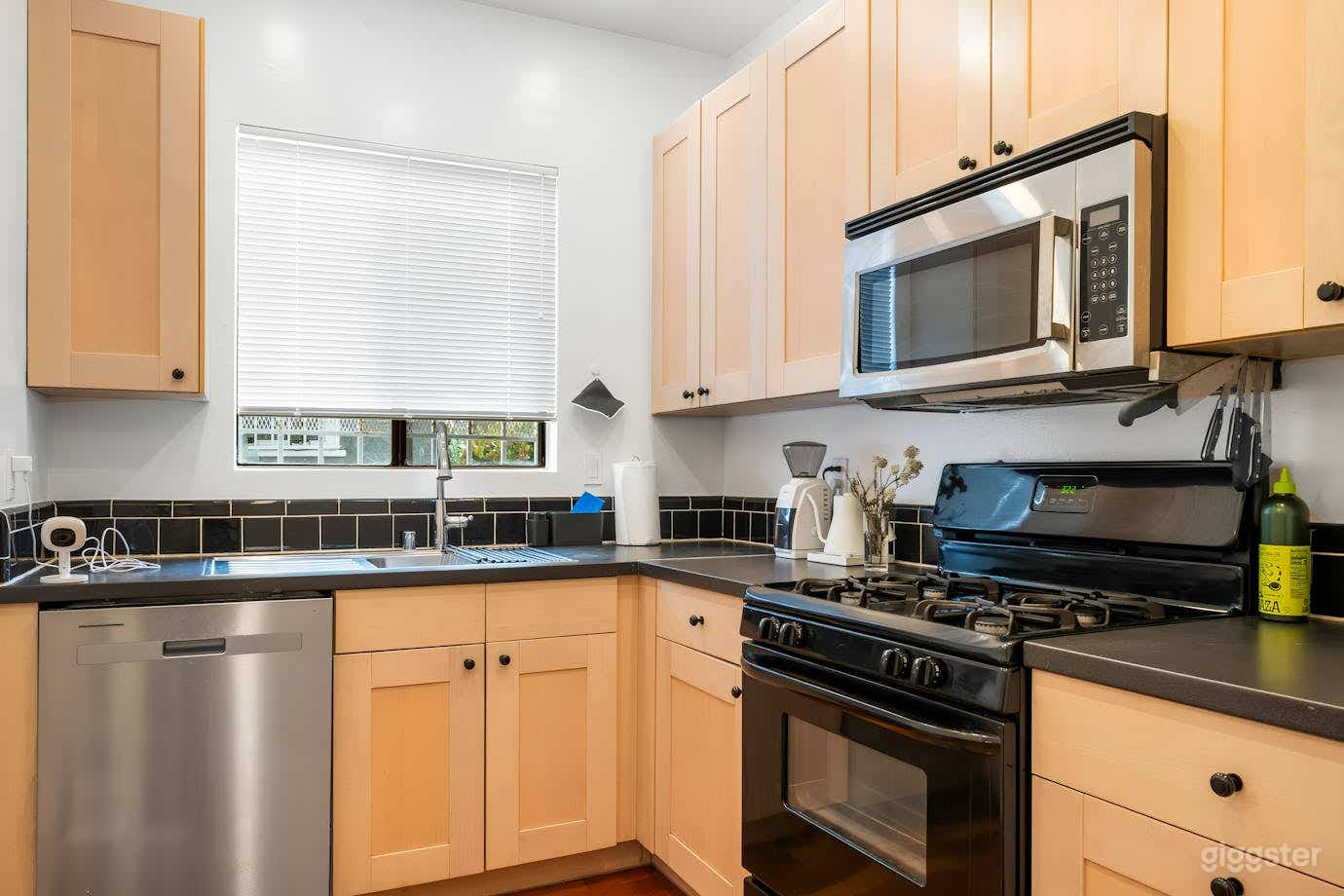 Sunny, Polished Silverlake Bungalow with Wood Photo 2